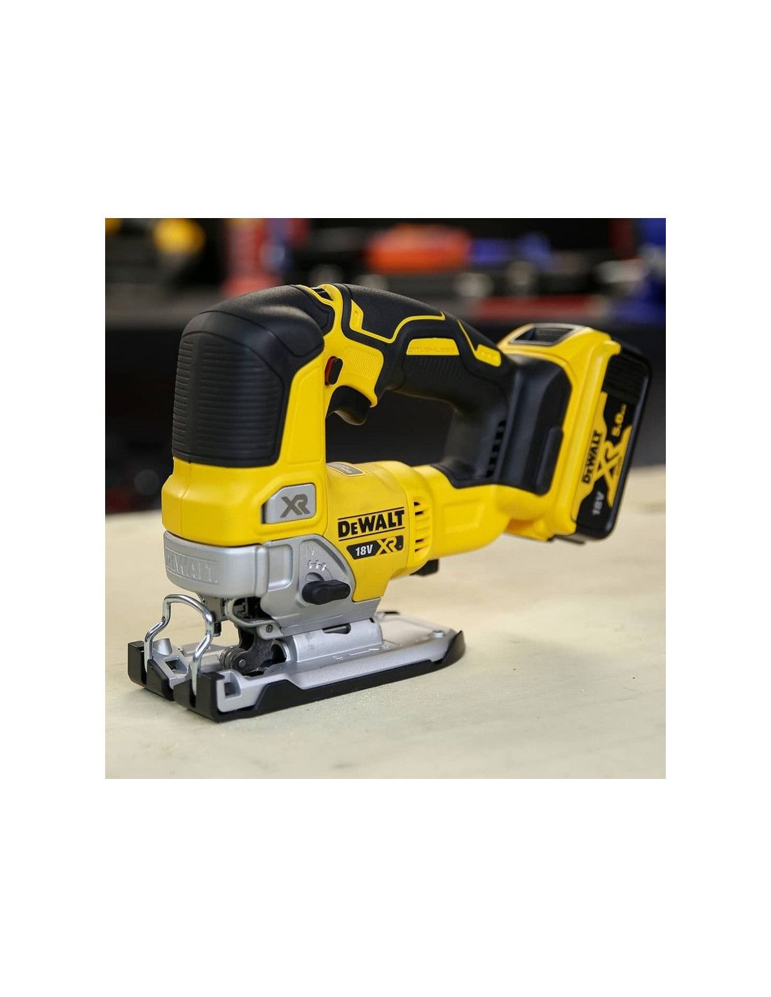 Scie sauteuse sans fil Dewalt XR 18V 135mm avec mallette de transport et 2 batteries 5Ah DCS334P2