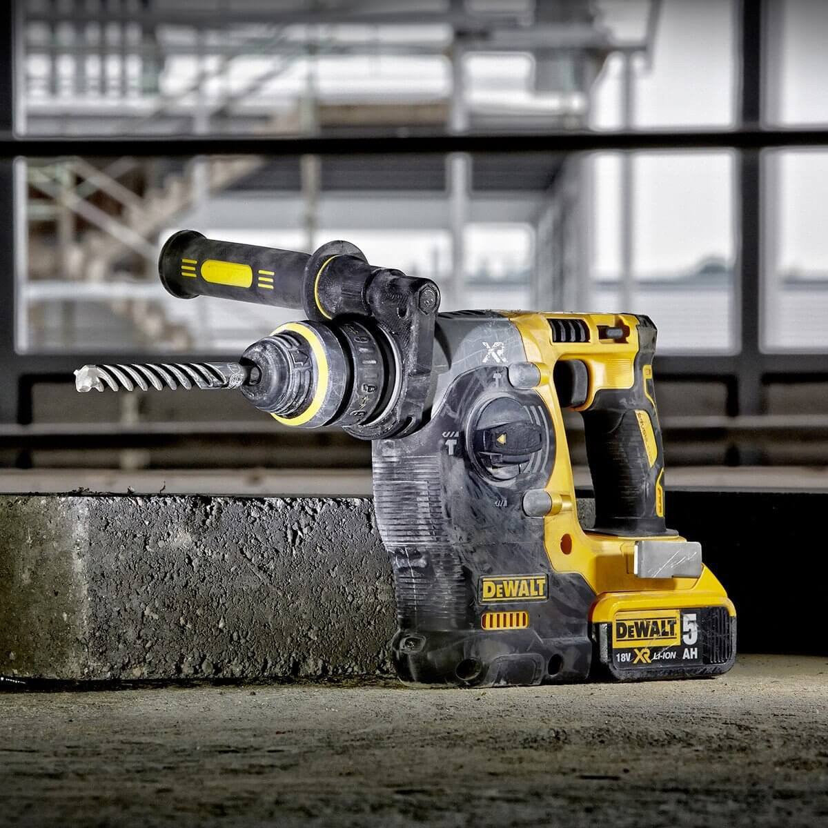 Dewalt Power Kit Marteau + Perceuse + Meuleuse + Tournevis à chocs Batterie DCK428P3T