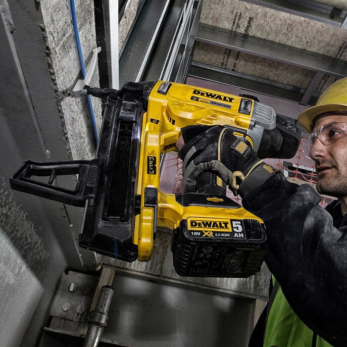Combo cloueur à acier et à béton alimenté par batterie 18V DCN890P2 + 5.025 clous 20mm Dewalt