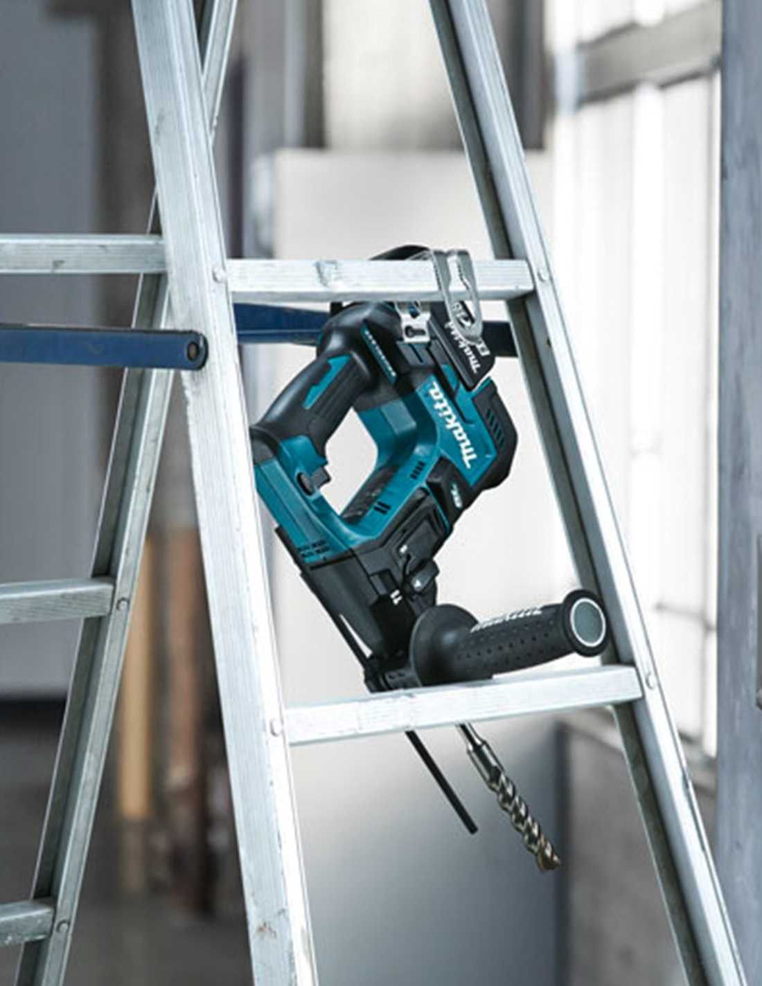 Makita 7 outils + 2bat 5Ah + chargeur + 2 sac LXT600 DLX7180BL2