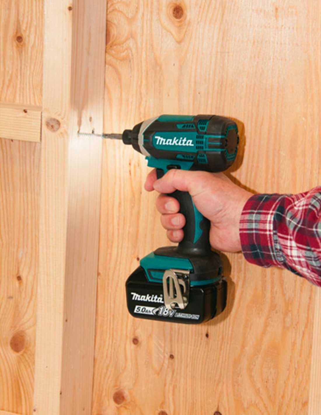 Kit Makita avec 8 outils + 3 bat 5.0Ah + chargeur + 2 sacs DLX8171BL3