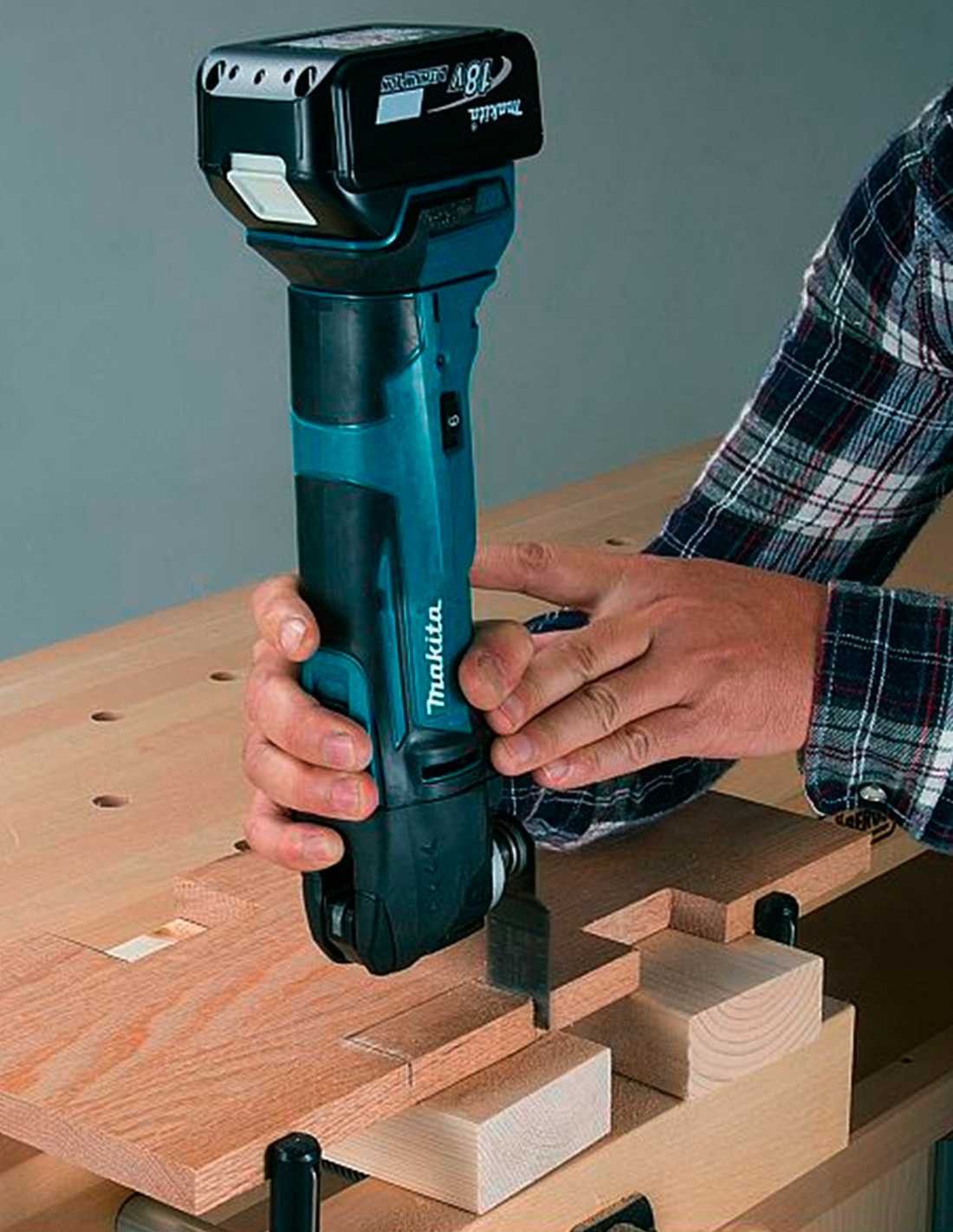 Makita Kit avec 10 outils + 3 battes + chargeur + 2 pochettes DLX1071BL3