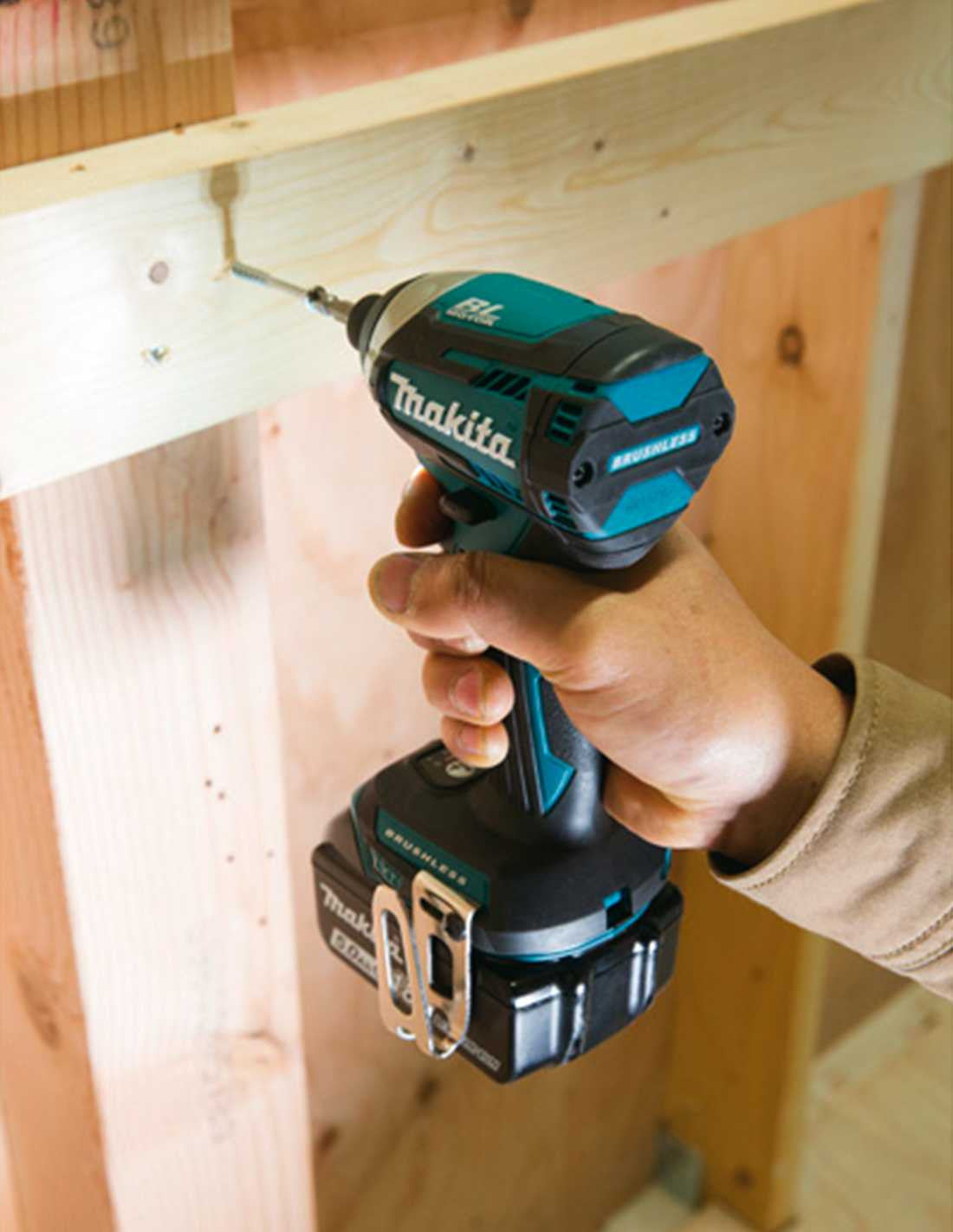 Kit Makita avec 10 outils + 3 bateria 3ah + Chargeur + 2 sacs DLX1080BL3