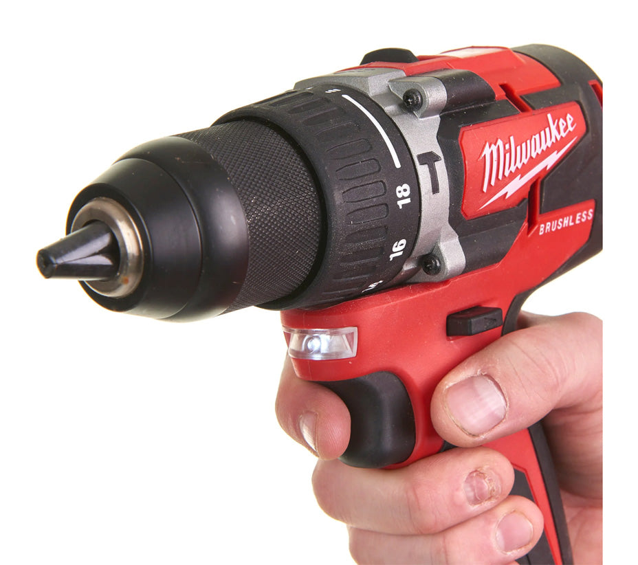 Perceuse à percussion M18 avec 2 batteries 2Ah + Chargeur + Mallette Milwaukee M18 CBLPD-202C