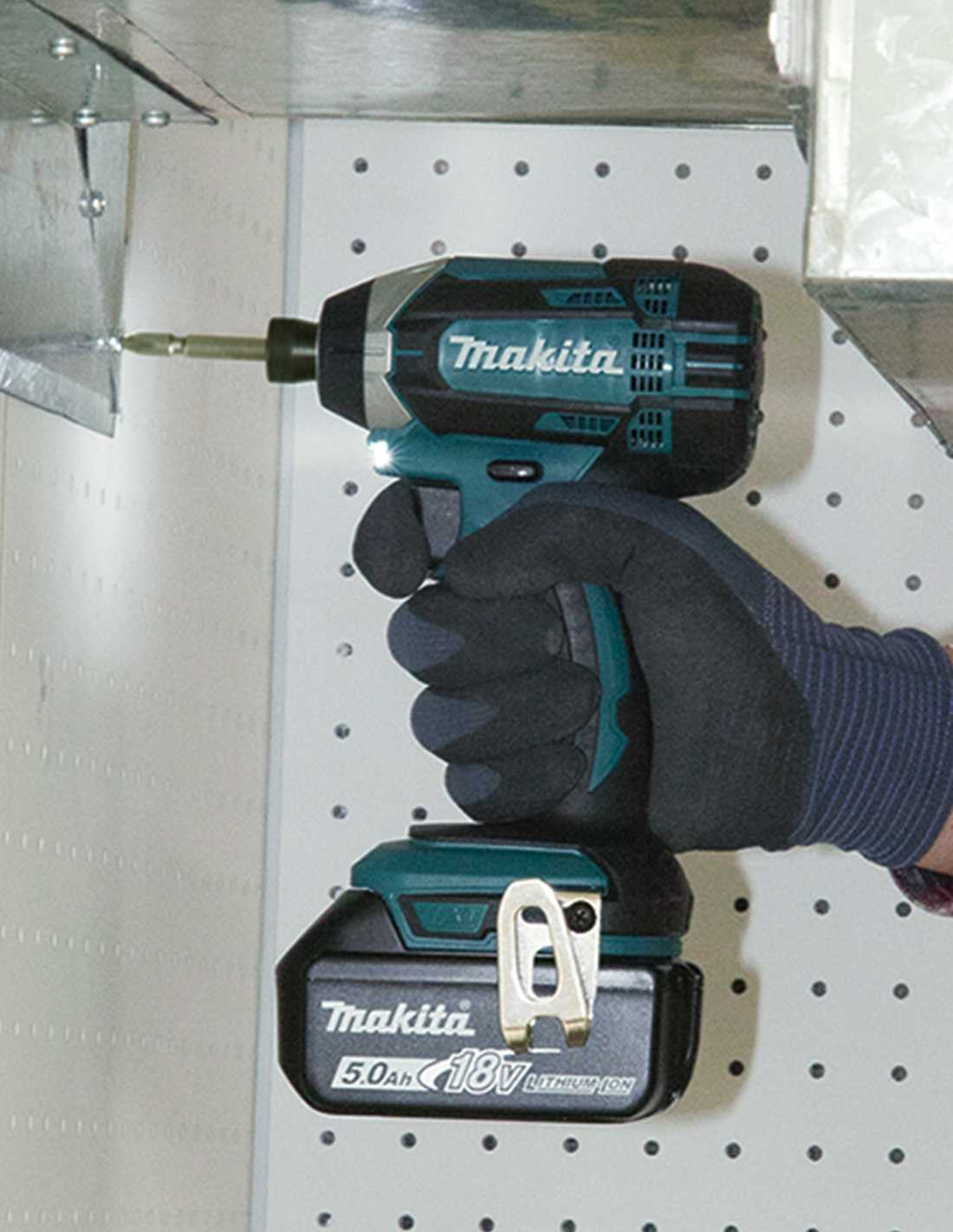 Kit Makita avec 8 outils + 3 bat 5.0Ah + chargeur + 2 sacs DLX8171BL3