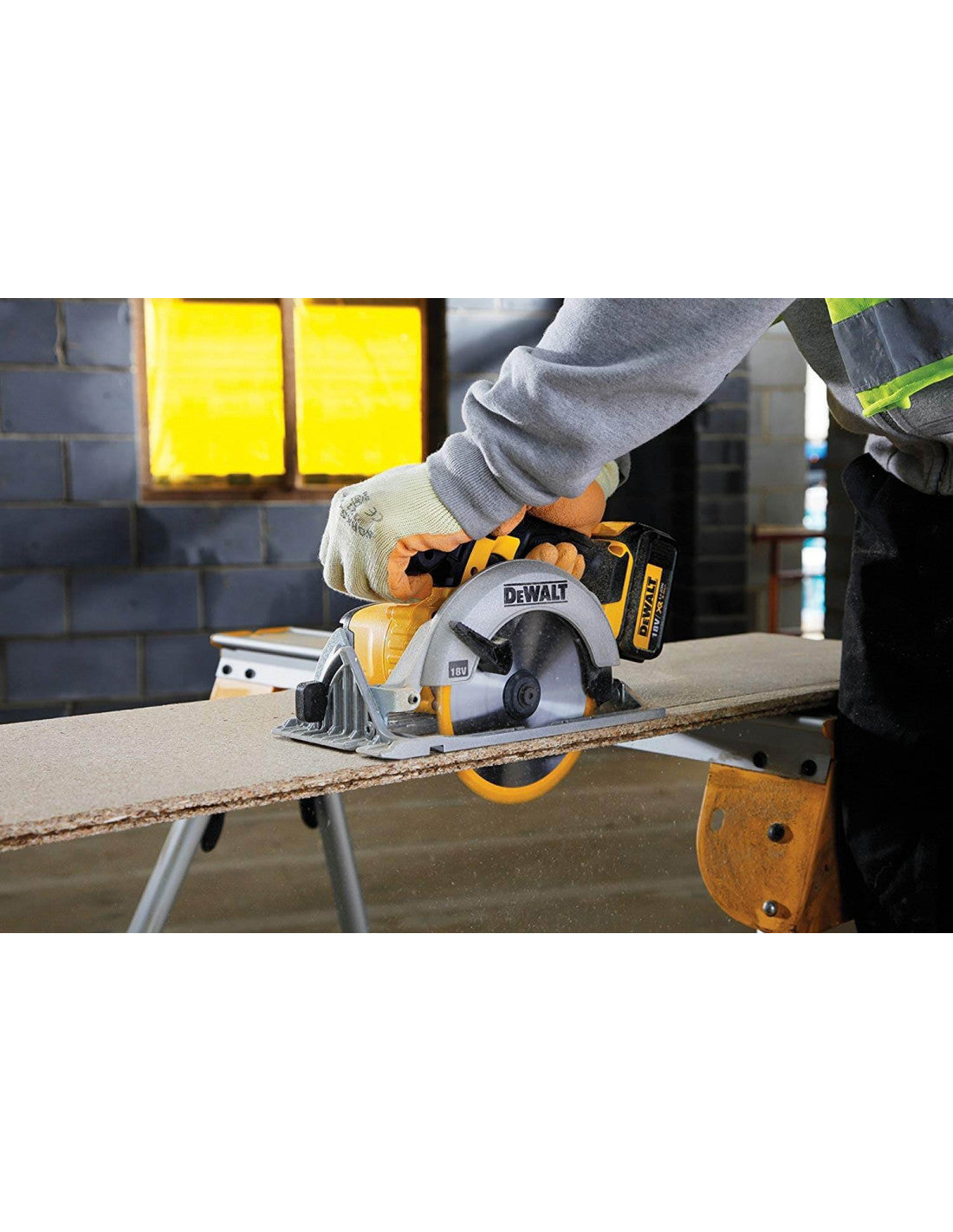 Scie circulaire Dewalt XR 18V avec mallette de transport DCS391NT