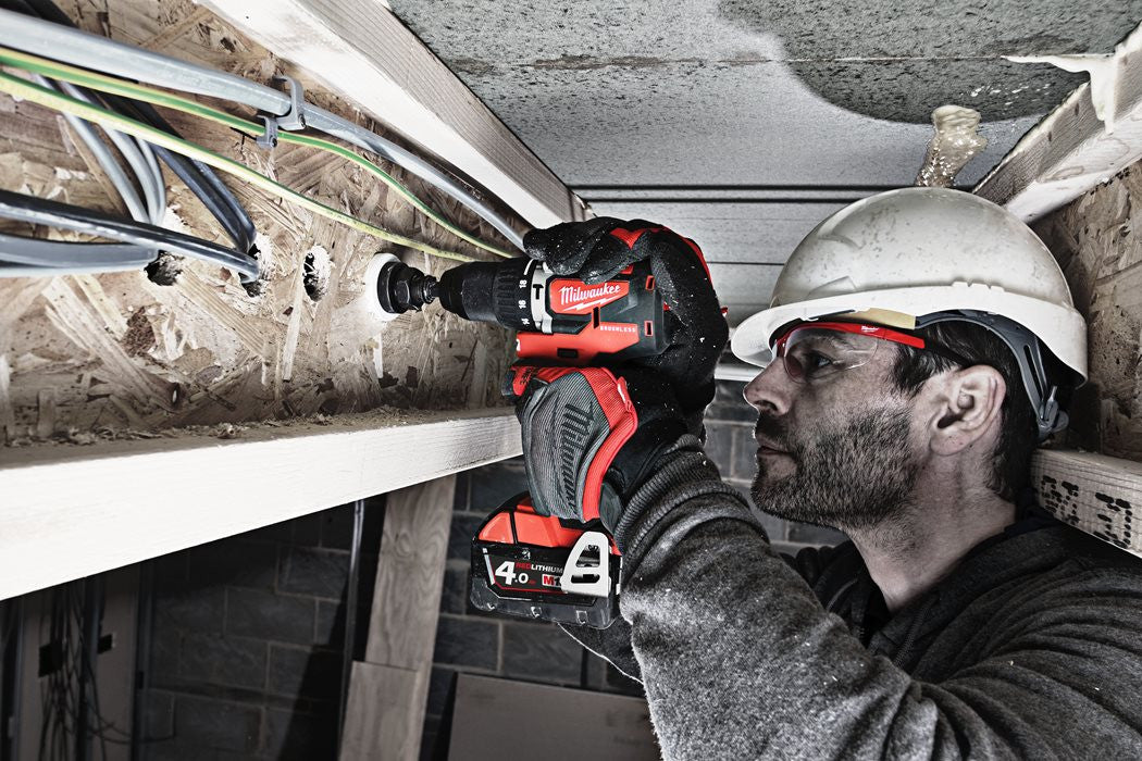 Taladro percutor compacto M18 + 2 bat 5Ah + cargador + maletín Milwaukee M18 CBLPD-402C  - 4