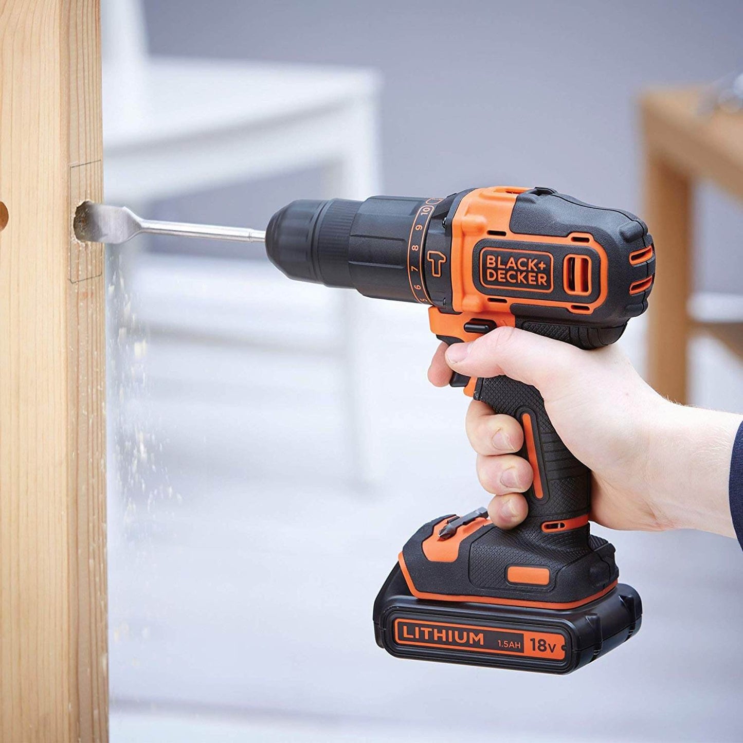 Kit Taladro Percutor + Lijadora Mouse + sierra de calar 18V con 2 baterías 1.5Ah, cargador y bolsa Black+Decker BCK31S1S