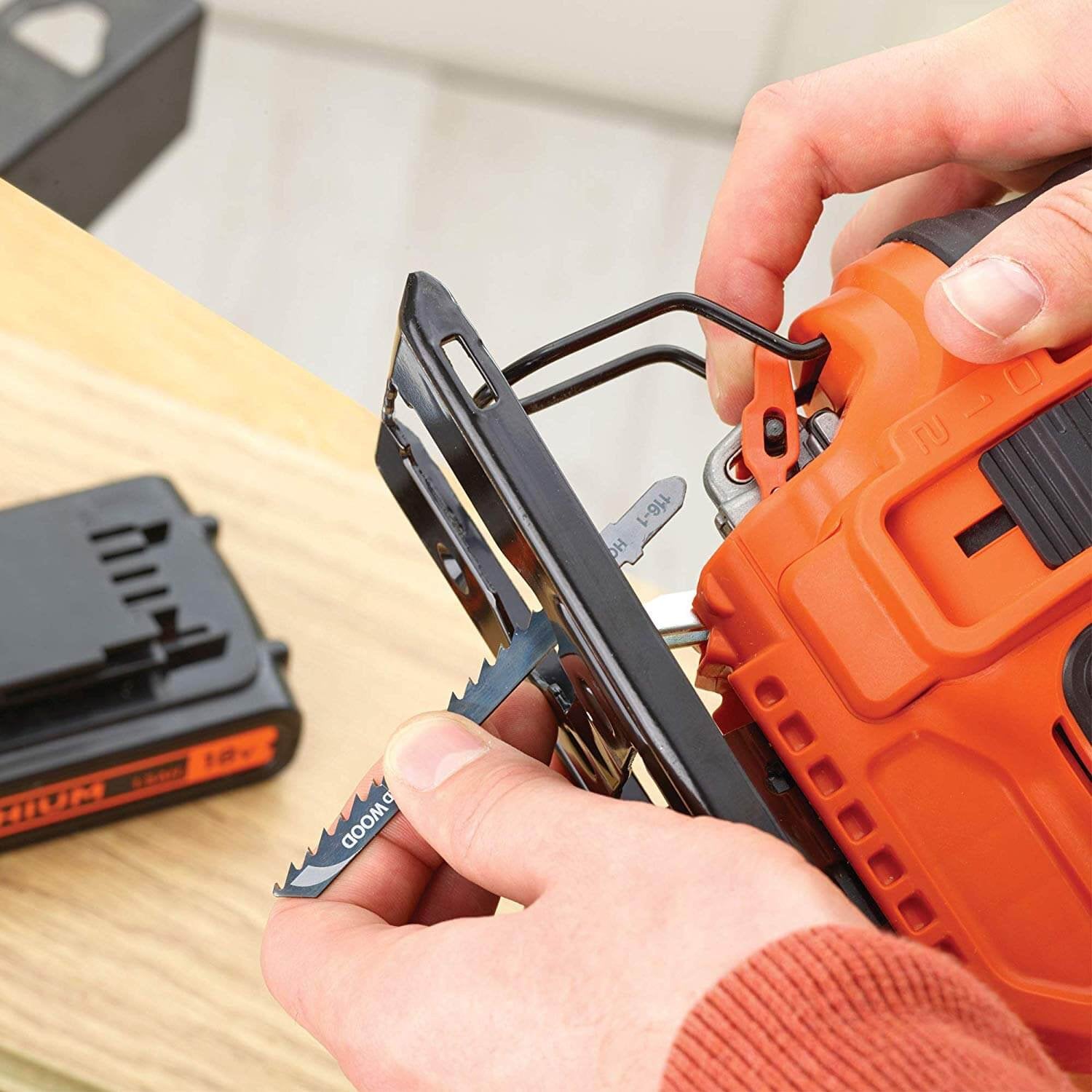 Kit Taladro Percutor + Lijadora Mouse + sierra de calar 18V con 2 baterías 1.5Ah, cargador y bolsa Black+Decker BCK31S1S